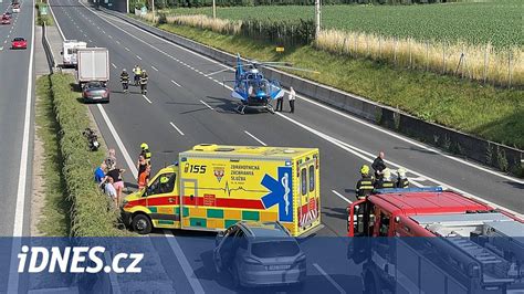 nehoda sušice dnes|U Sušice se srazilo auto s motorkou se sajdkárou, pro zraněného。